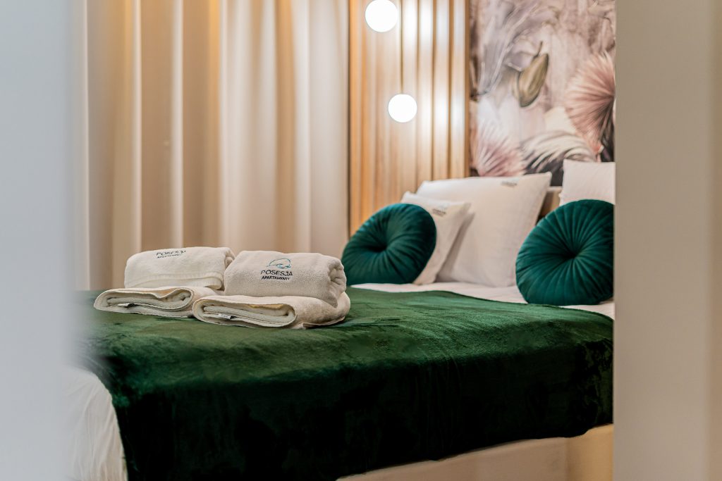 Cosy bedroom with a green bedspread – seaside apartment