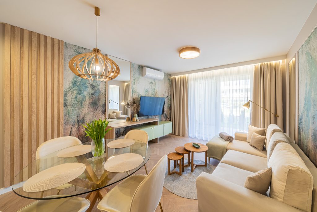 Living room with a rattan lamp and plants – apartment in Grzybowo