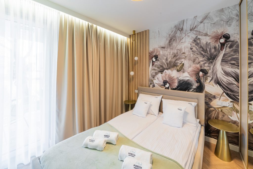Bright bedroom with a large bed – Posesja Apartments